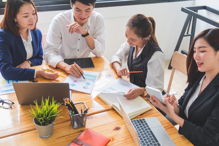 Grupo de jóvenes emprendedores que tienen una reunión