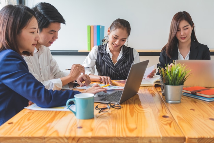 Grupo de jóvenes emprendedores que tienen una reunión