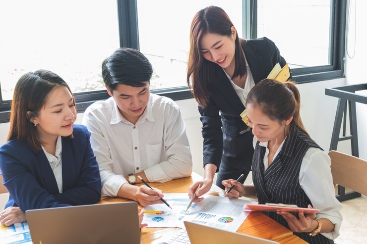 Grupo de jóvenes emprendedores que tienen una reunión