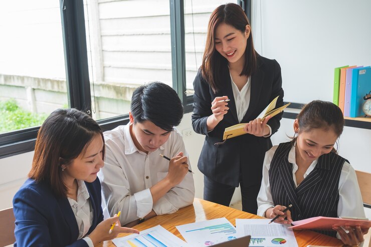 Grupo de jóvenes emprendedores que tienen una reunión