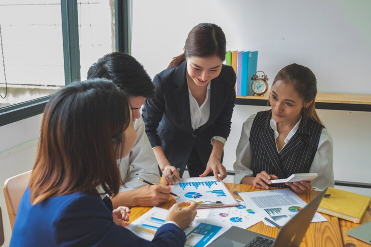Grupo de jóvenes emprendedores que tienen una reunión