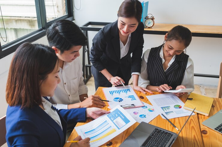 Grupo de jóvenes emprendedores que tienen una reunión