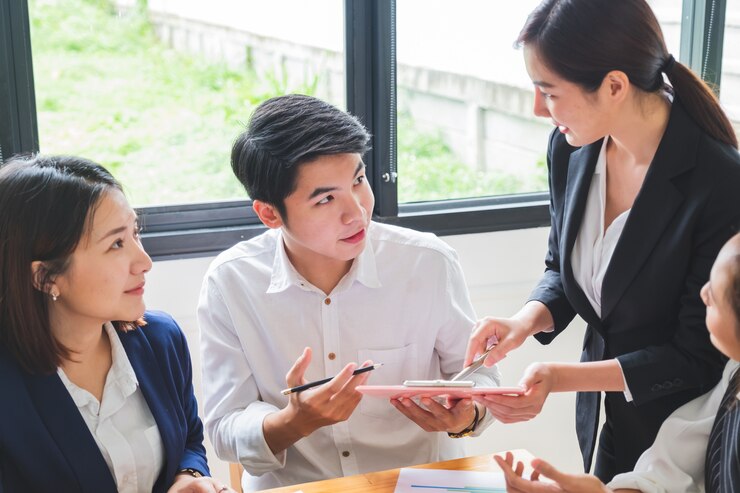 Grupo de jóvenes emprendedores que tienen una reunión
