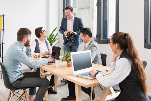 Grupo de jóvenes emprendedores trabajando juntos