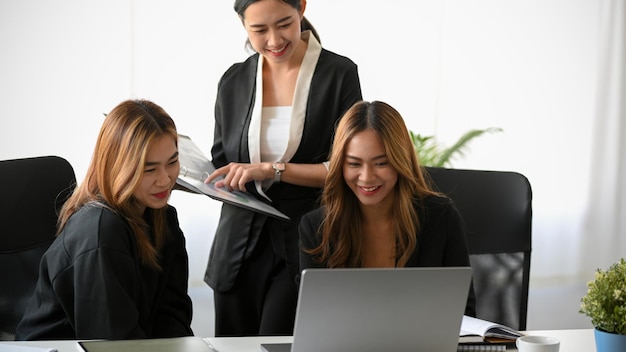 Un grupo de jóvenes empresarias felices satisfechas con el resultado de su proyecto