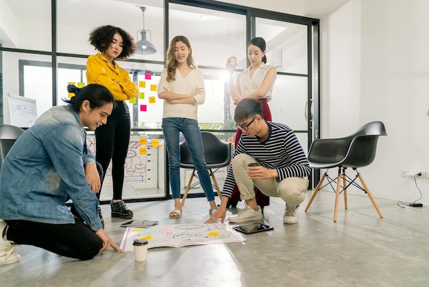 Foto grupo de jóvenes empresarios asiáticos creativos y felices en una oficina de reuniones de negocios el buen liderazgo y el trabajo en equipo conducen al éxito