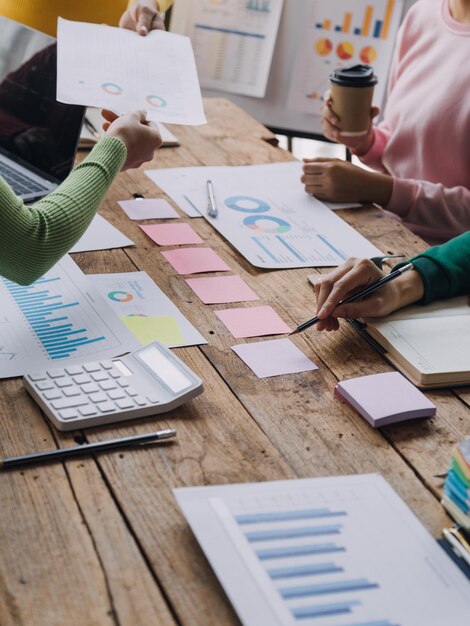 Grupo de jóvenes empresarios asiáticos equipo de empresarios creativos compañero de trabajo en la oficina feliz de ser exitoso asociación trabajo en equipo celebrando el logro y el concepto de éxito