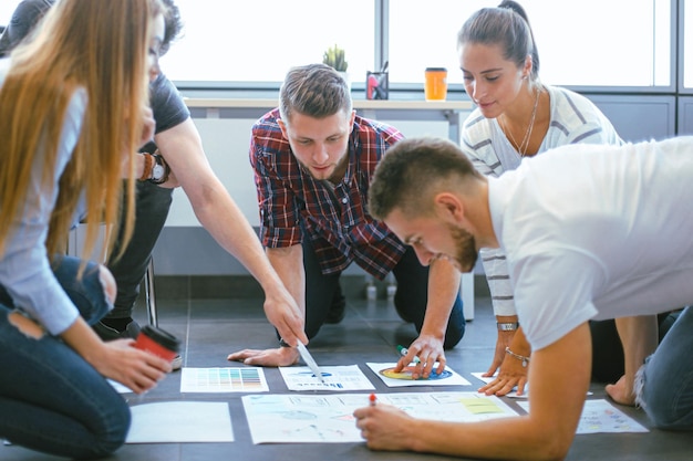 Grupo de jóvenes empresarios y diseñadoresTrabajan en un nuevo proyectoConcepto de inicio