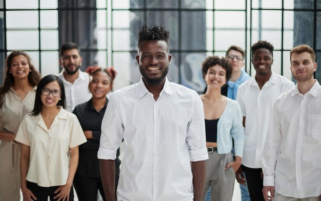 Grupo de jóvenes empresarios y diseñadoresTrabajan en un nuevo proyectoConcepto de inicio