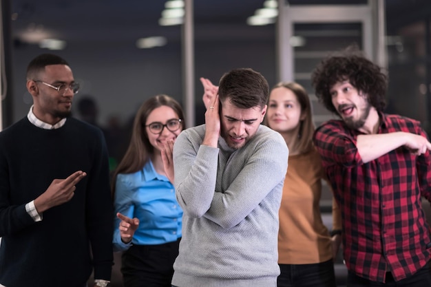 Un grupo de jóvenes empresarios se divierten jugando juegos interesantes mientras toman un descanso del trabajo i