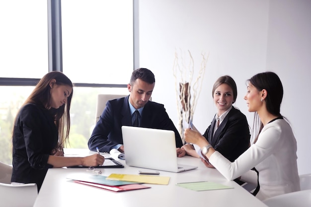 Grupo de jóvenes empresarios felices en una reunión en la oficina