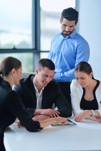 Grupo de jóvenes empresarios felices en una reunión en la oficina