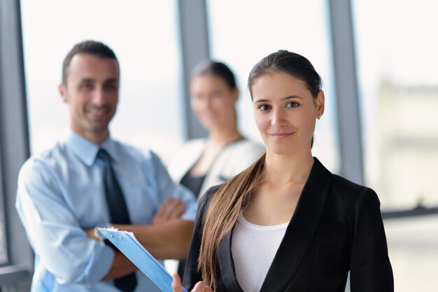 Grupo de jóvenes empresarios felices en una reunión en la oficina