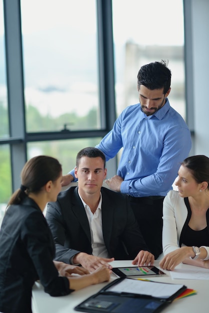 Grupo de jóvenes empresarios felices en una reunión en la oficina