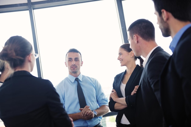 Grupo de jóvenes empresarios felices en una reunión en la oficina