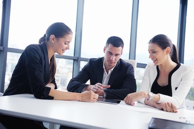 Grupo de jóvenes empresarios felices en una reunión en la oficina