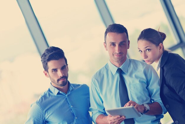 Grupo de jóvenes empresarios felices en una reunión en la oficina