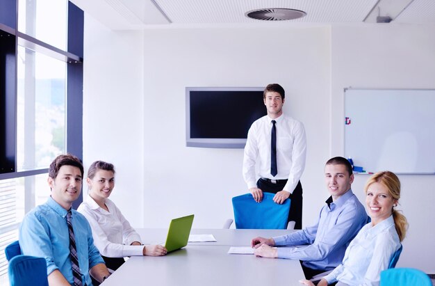 Grupo de jóvenes empresarios felices en una reunión en la oficina