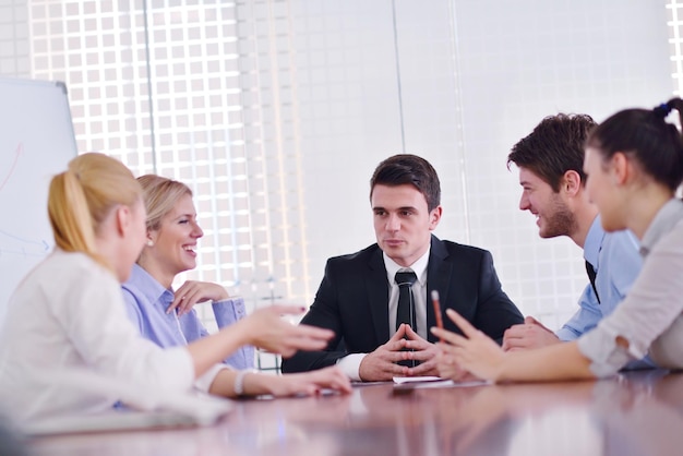 Grupo de jóvenes empresarios felices en una reunión en la oficina