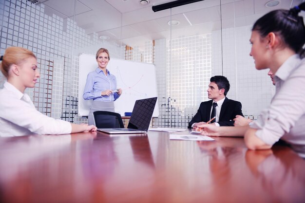 Grupo de jóvenes empresarios felices en una reunión en la oficina