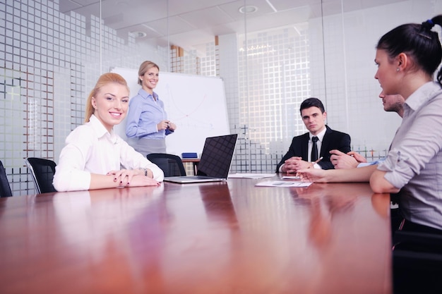 Grupo de jóvenes empresarios felices en una reunión en la oficina