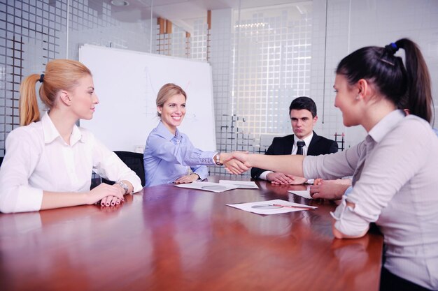 Grupo de jóvenes empresarios felices en una reunión en la oficina