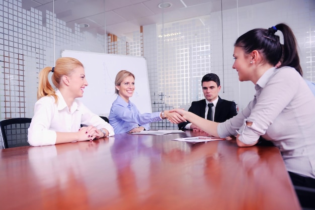 Grupo de jóvenes empresarios felices en una reunión en la oficina