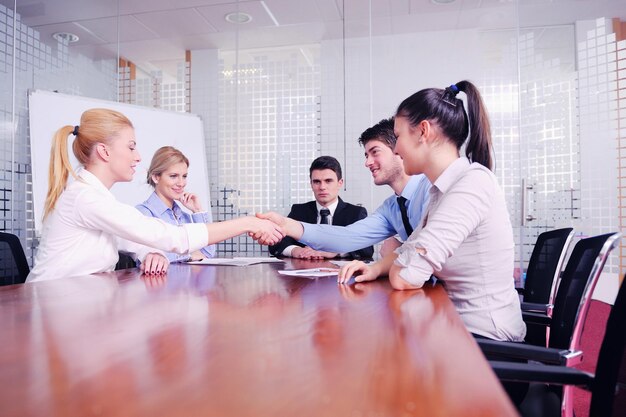 Grupo de jóvenes empresarios felices en una reunión en la oficina