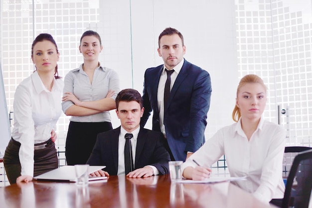 Grupo de jóvenes empresarios felices en una reunión en la oficina