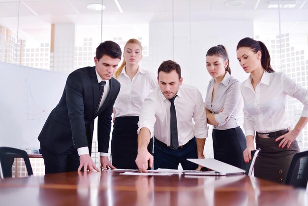 Grupo de jóvenes empresarios felices en una reunión en la oficina