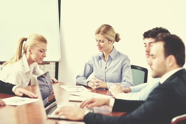 Grupo de jóvenes empresarios felices en una reunión en la oficina