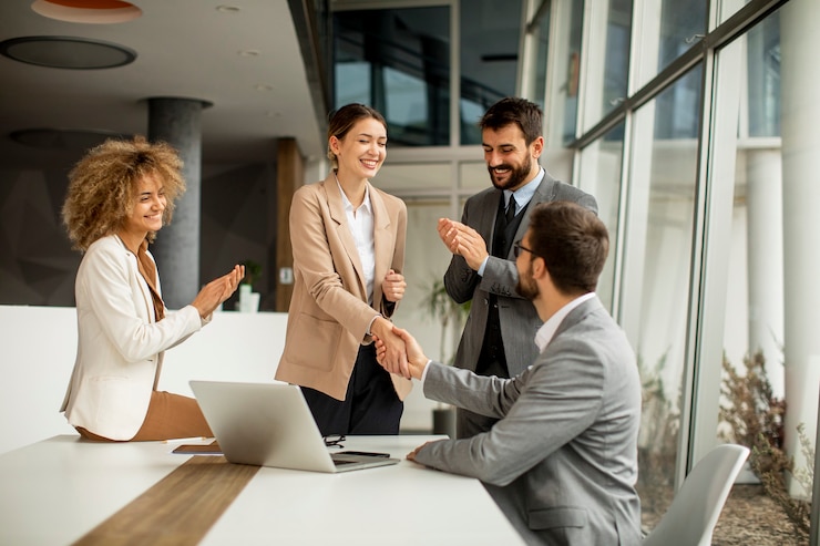 Foto grupo de jóvenes empresarios multiétnicos trabajando juntos en la oficina