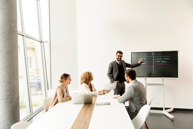 Grupo de jóvenes empresarios multiétnicos trabajando juntos en la oficina