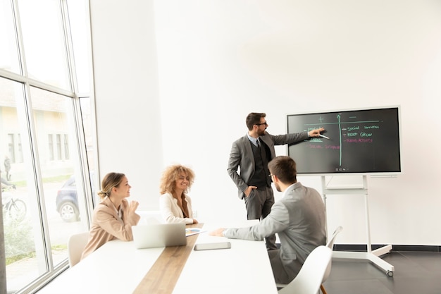 Grupo de jóvenes empresarios multiétnicos trabajando juntos en la oficina