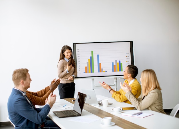 Grupo de jóvenes empresarios multiétnicos trabajando juntos y preparando un nuevo proyecto en una reunión en la oficina