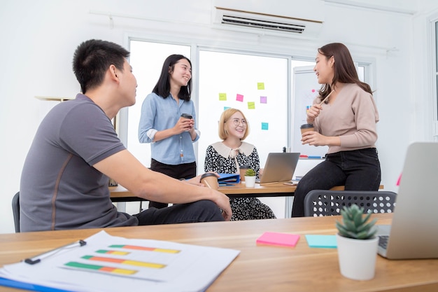 El grupo de jóvenes empresarios se reúne y trabaja en la oficina interior.