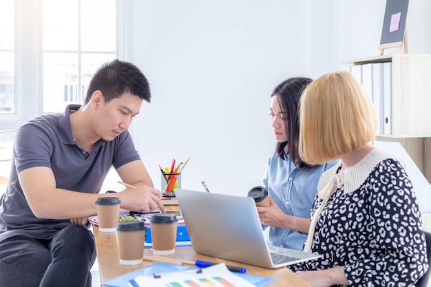 El grupo de jóvenes empresarios se reúne y trabaja en la oficina interior.