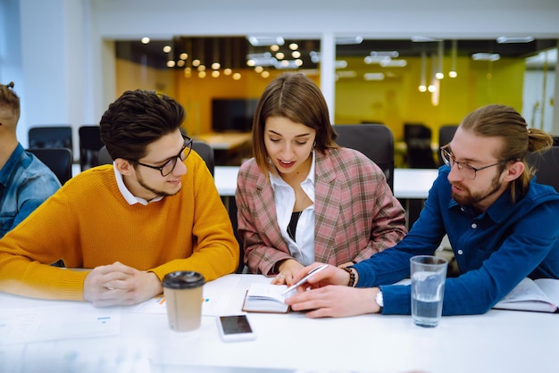 Grupo de jóvenes empresarios trabajando juntos en la oficina Trabajo de análisis de planificación en trabajo en equipo