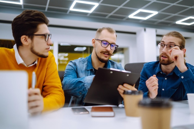 Grupo de jóvenes empresarios trabajando juntos en la oficina Trabajo de análisis de planificación en trabajo en equipo