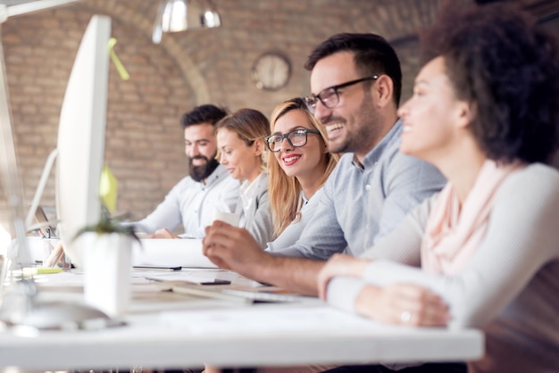 Foto grupo de jóvenes empresarios trabajando juntos