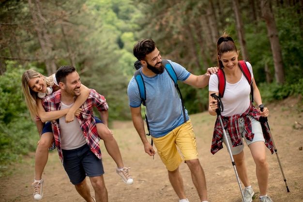 Grupo de jóvenes están caminando en la montaña en el día de la primavera