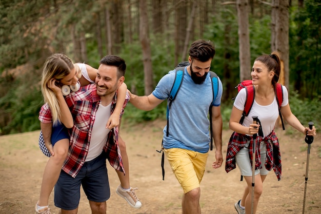 Grupo de jóvenes están caminando en la montaña en el día de la primavera