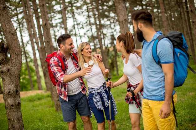 Grupo de jóvenes están caminando en la montaña