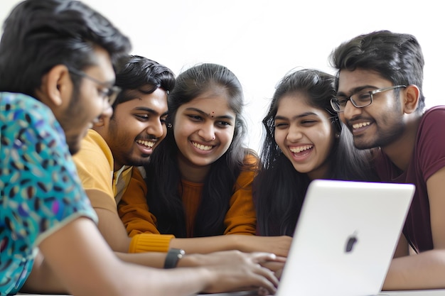Grupo de jóvenes estudiantes indios usando una computadora portátil y sonriendo a la cámara