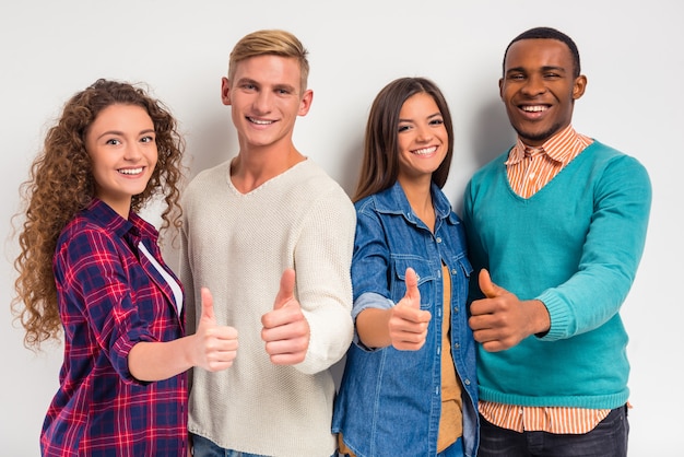 Foto grupo de jóvenes, estudiantes