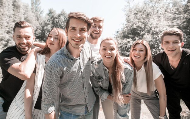 Grupo de jóvenes exitosos en el contexto del estilo de vida natural