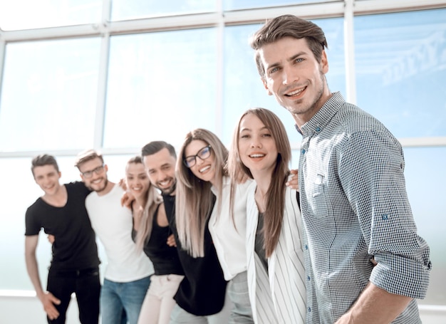 Grupo de jóvenes exitosos de pie en la oficina