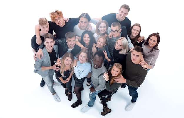 Grupo de jóvenes felices apuntando a la cámara