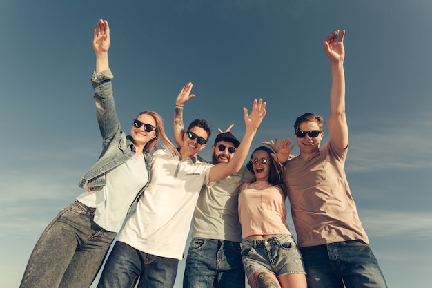 Foto grupo de jóvenes felices divertirse en la playa