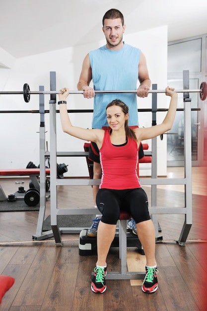 grupo de jóvenes felices en ejercicio y relajarse en el gimnasio